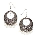 *Молочные и серебристые индийские серьги с перламутровыми бусинками