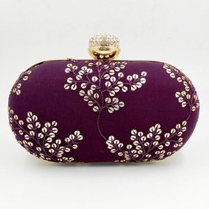Лиловая и фиолетовая женская сумочка-клатч, украшенная вышивкой с пайетками