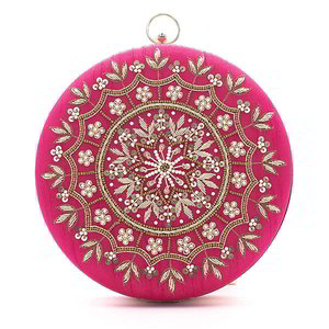 Розовая женская сумочка-клатч, украшенная вышивкой с бусинками