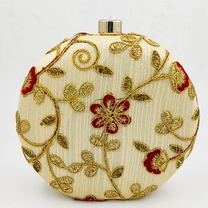 Золотая женская сумочка-клатч, украшенная вышивкой с бусинками