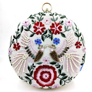 Молочная женская сумочка-клатч, украшенная вышивкой с бусинками