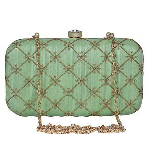 Зелёная женская сумочка-клатч, украшенная вышивкой