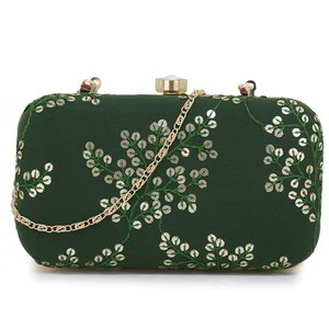 Зелёная женская сумочка-клатч, украшенная вышивкой с пайетками