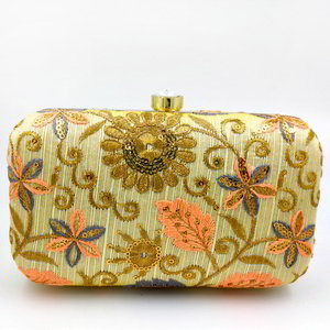 Жёлтая женская сумочка-клатч, украшенная вышивкой с пайетками