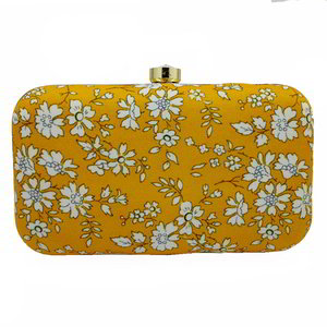 Жёлтая женская сумочка-клатч, украшенная печатным рисунком
