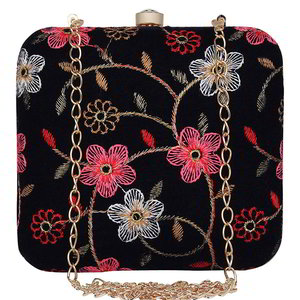 Чёрная и серая женская сумочка-клатч, украшенная вышивкой