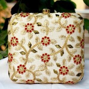 Молочная женская сумочка-клатч, украшенная вышивкой