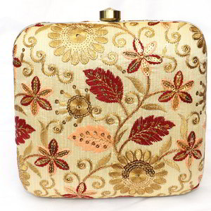 Золотая женская сумочка-клатч, украшенная вышивкой