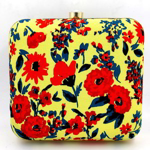 Разноцветная женская сумочка-клатч, украшенная печатным рисунком
