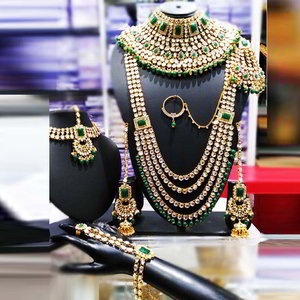 Зелёный и золотой набор свадебных индийских украшений с бисером