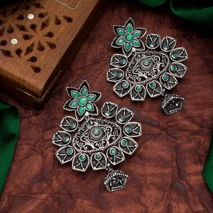 Серебристые и зелёные индийские серьги с искусственными камнями