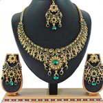 *Золотое индийское украшение на шею со стразами