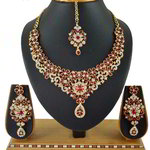 *Бордовое, золотое и красное индийское украшение на шею из меди со стразами