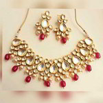 *Бордовое, золотое и красное индийское украшение на шею с искусственными камнями