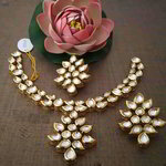 *Молочное и золотое индийское украшение на шею с искусственными камнями