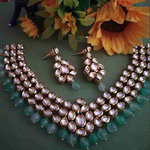 *Золотое и синее индийское украшение на шею с искусственными камнями