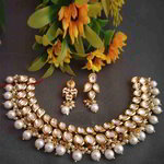 *Молочное и золотое индийское украшение на шею с искусственными камнями