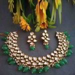 *Зелёное и золотое индийское украшение на шею с искусственными камнями