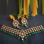 *Зелёное и золотое индийское украшение на шею с искусственными камнями