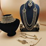 *Бежевое, коричневое и золотое латунное индийское украшение на шею со стразами