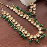 *Зелёное и золотое индийское украшение на шею с искусственными камнями