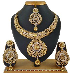 Молочное и золотое индийское украшение на шею из меди со стразами