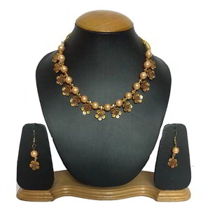 Золотое индийское украшение на шею со стразами