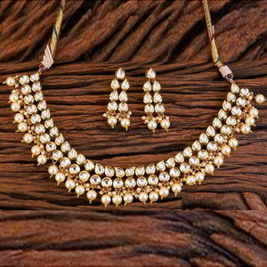 Молочное и золотое индийское украшение на шею с искусственными камнями