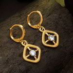 *Молочные и золотые индийские серьги со стразами