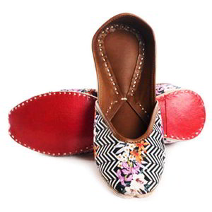 Разноцветная индийская женская обувь, украшенная печатным рисунком