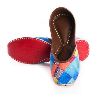 Разноцветная индийская женская обувь, украшенная печатным рисунком