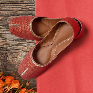 Бордовая и красная индийская женская обувь