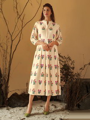 Кремовое летнее платье из хлопка с цветочным принтом