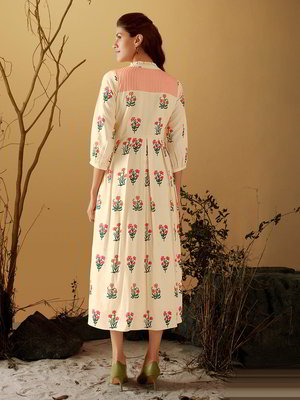 Кремовое летнее платье из хлопка с цветочным принтом