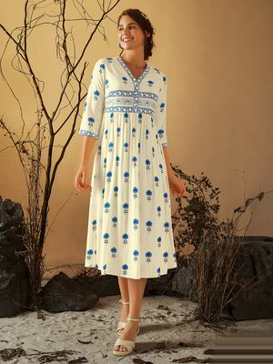 Кремовое летнее платье из хлопка с цветочным принтом