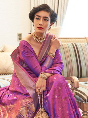 Фиолетовое жаккардовое и шёлковое индийское сари
