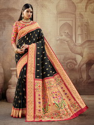 Чёрное индийское сари из шёлка, украшенное вышивкой
