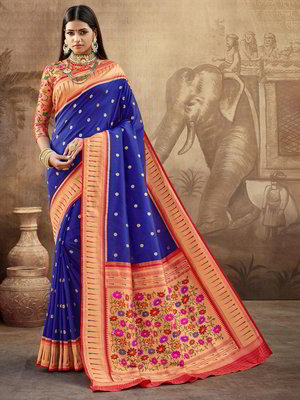 Синее индийское сари из шёлка, украшенное вышивкой