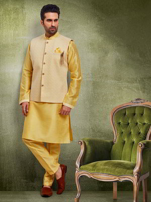 Жёлтый национальный индийский мужской костюм-тройка
