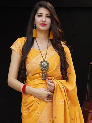 Жёлтое шёлковое индийское сари