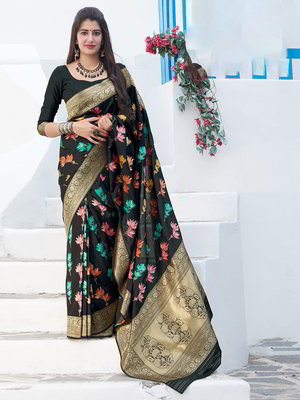 Чёрное шёлковое и жаккардовое индийское сари, украшенное вышивкой