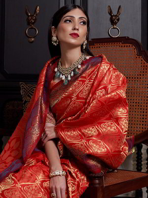 Красное индийское сари из атласной шёлковой парчи, украшенное вышивкой