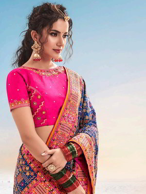 Синее с розовым красивое индийское сари, украшенное вышивкой