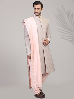 Светло-розовый индийский свадебный мужской костюм из шёлка