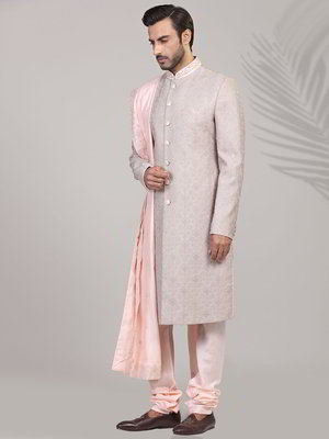 Светло-розовый индийский свадебный мужской костюм из шёлка
