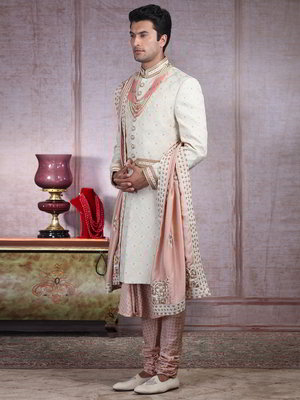 Кремовый шёлковый индийский свадебный мужской костюм