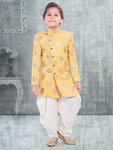 *Жёлтый национальный костюм для мальчика из шёлка, украшенный печатным рисунком