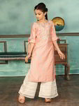 *Персиковый хлопко-шёлковый индийское национальное платье / костюм для девочки с рукавами ниже локтя, украшенный вышивкой люрексом