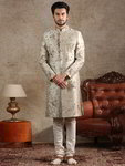 *Бежевый индийский свадебный мужской костюм из шёлка-сырца, украшенный скрученной шёлковой нитью
