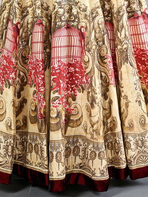Бежевый и чёрный индийский женский свадебный костюм лехенга (ленга) чоли из шёлка-сырца с рукавами ниже локтя, украшенный вышивкой люрексом с пайетками